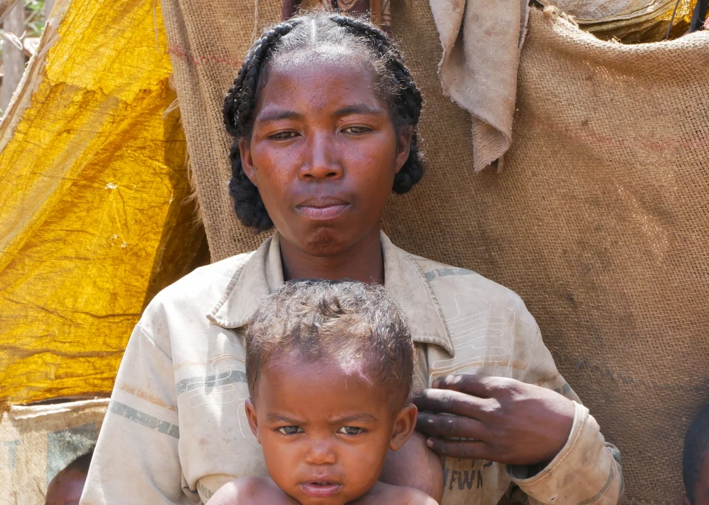 Uchodźcy klimatyczni na Madagaskarze, gdzie wystąpiła pierwsza klęska głodu spowodowana zmianą klimatu. 