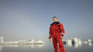 Fiann Paul w specjalnie zaprojektowanym przez siebie skafandrze, dedykowanym dla wioślarskich polarnych wypraw oceanicznych