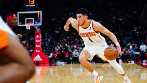 Devin Booker był najskuteczniejszym graczem Suns w trakcie meczu z Rockets