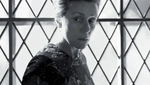 Frances McDormand w filmie "Tragedia Makbeta"
