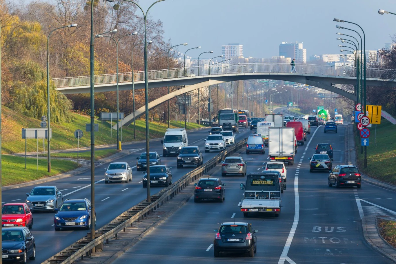 Na paliwach syntetycznych mogłyby jeździć "zwykłe" auta z silnikami benzynowymi. Są jednak pewne problemy