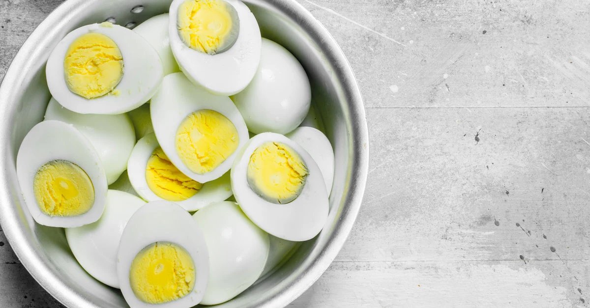 Wyciągnij żółtka z ugotowanych jajek i rozgnieć je w misce, najdrobniej jak się da.
