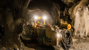 Praca "w szczególnym charakterze" to m.in.: zawodowi żołnierze, służba więzienna, policja, straż pożarna, straż graniczna, pracownicy wywiadu, ale w określonych przypadkach także dziennikarze, nauczyciele czy pracownicy administracji celnej