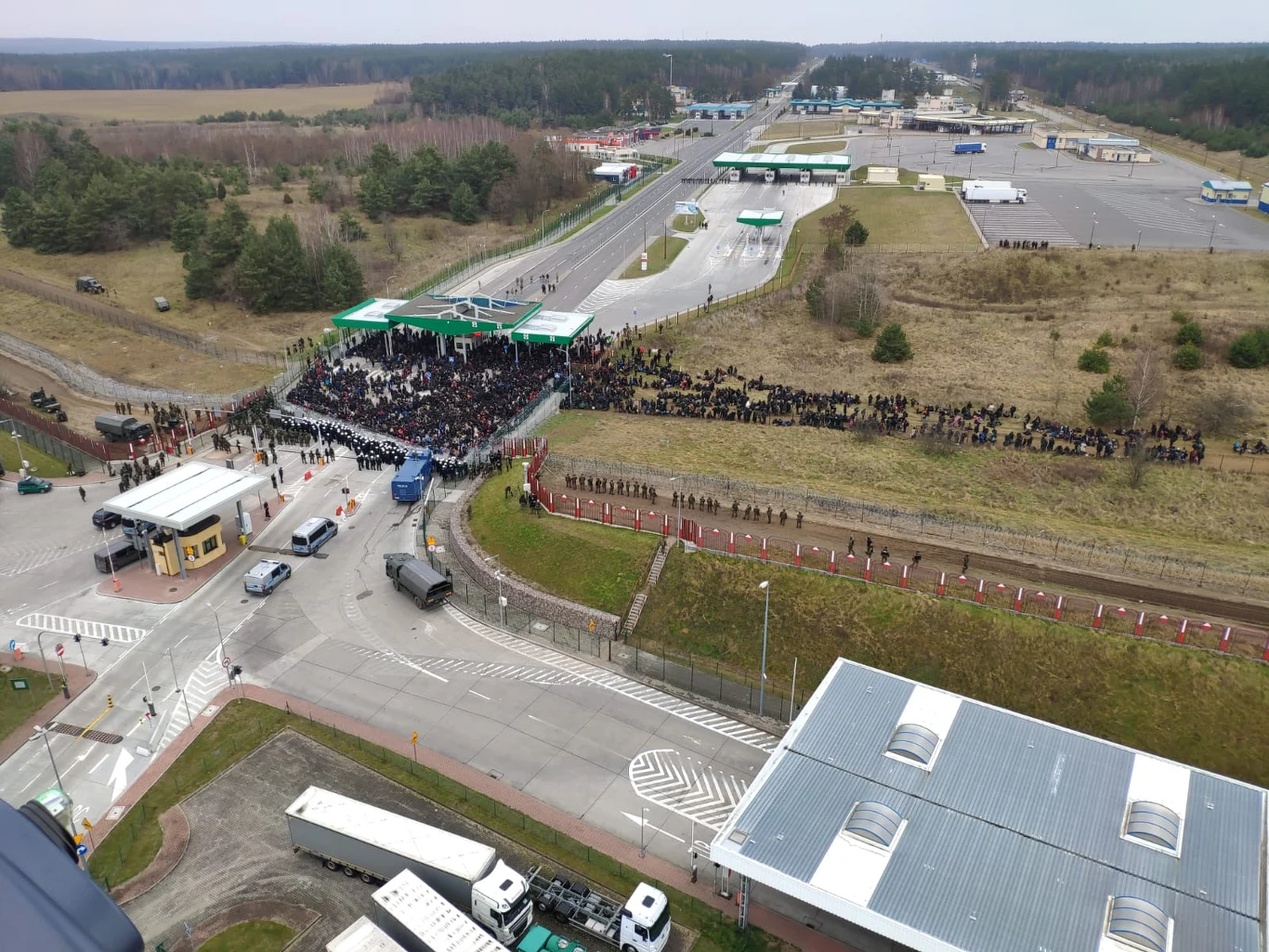 Migranci na zamkniętym przejściu granicznym (Źródło: Twitter/@StZaryn) Migranci na zamkniętym przejściu granicznym (Źródło: Twitter/@StZaryn)