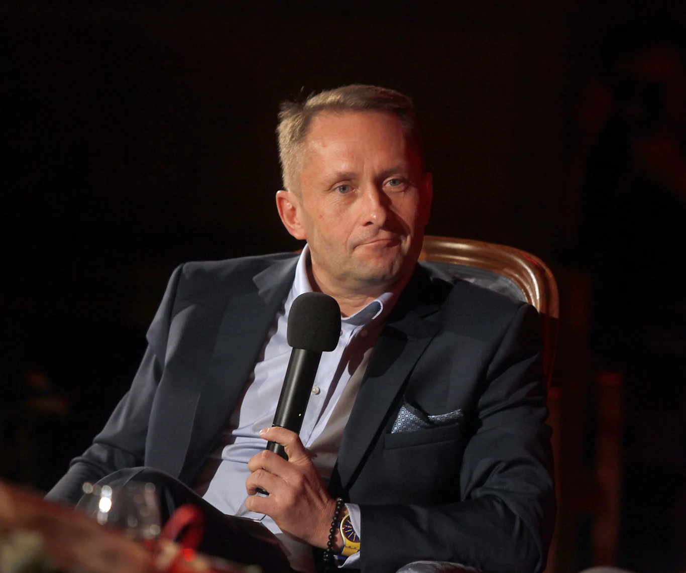 Problemy Durczoka zaczęły się po doniesieniach o mobbingu i molestowaniu w TVN, a także publikacji "Wprost" pt. "Ciemna strona Kamila Durczoka", który opowiadał o apartamencie na warszawskim Mokotowie. Dziennikarz zaprzeczał oskarżeniom dotyczącym molestowania. TVN rozstał się z nim jednak za porozumieniem stron w marcu 2015 roku. Na zdjęciu Kamil Durczok w 2017 roku.