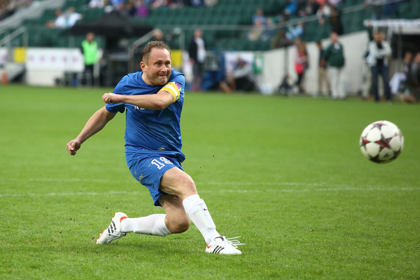 Kamil Durczok podczas meczu charytatywnego TVN kontra politycy, fotografia z 2013 roku. 