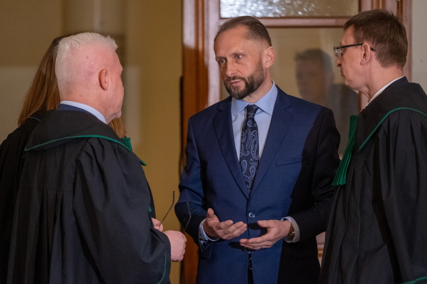 W 2019 roku Durczok, prowadząc pod wpływem alkoholu, spowodował kolizję na autostradzie. Sąd rejonowy skazał go za to na rok pozbawienia wolności w zawieszeniu na dwa lata i grzywnę, Durczok dostał też pięcioletni zakaz prowadzenia pojazdów. W Kamil Durczok 2020 przyznał, że cierpiał na chorobę alkoholową i depresję. Wcześniej, w 2003 roku przeszedł chorobę nowotworową. Był kibicem Ruchu Chorzów. Zmarł 16 listopada 2021 w wyniku krwotoku w szpitalu w Katowicach.