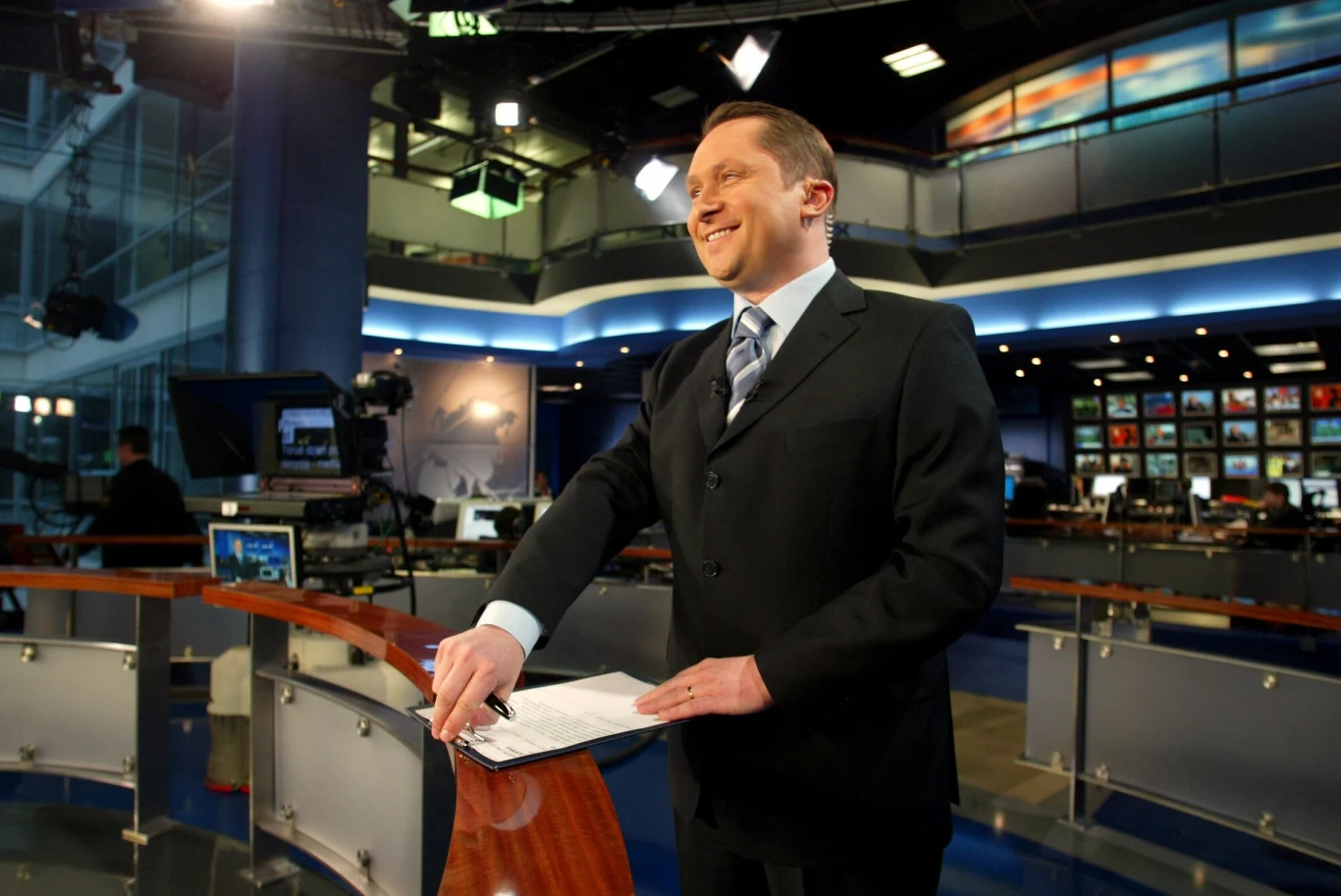 TVN PIERWSZY DZIEN PRACY W FAKTY TVN N/Z KAMIL DURCZOK DZIENNIKARZ TVN KAMIL DURCZOK FAKTY REDAKTOR PRACA DZIENNIK TELEWIZJA 31/04/2006