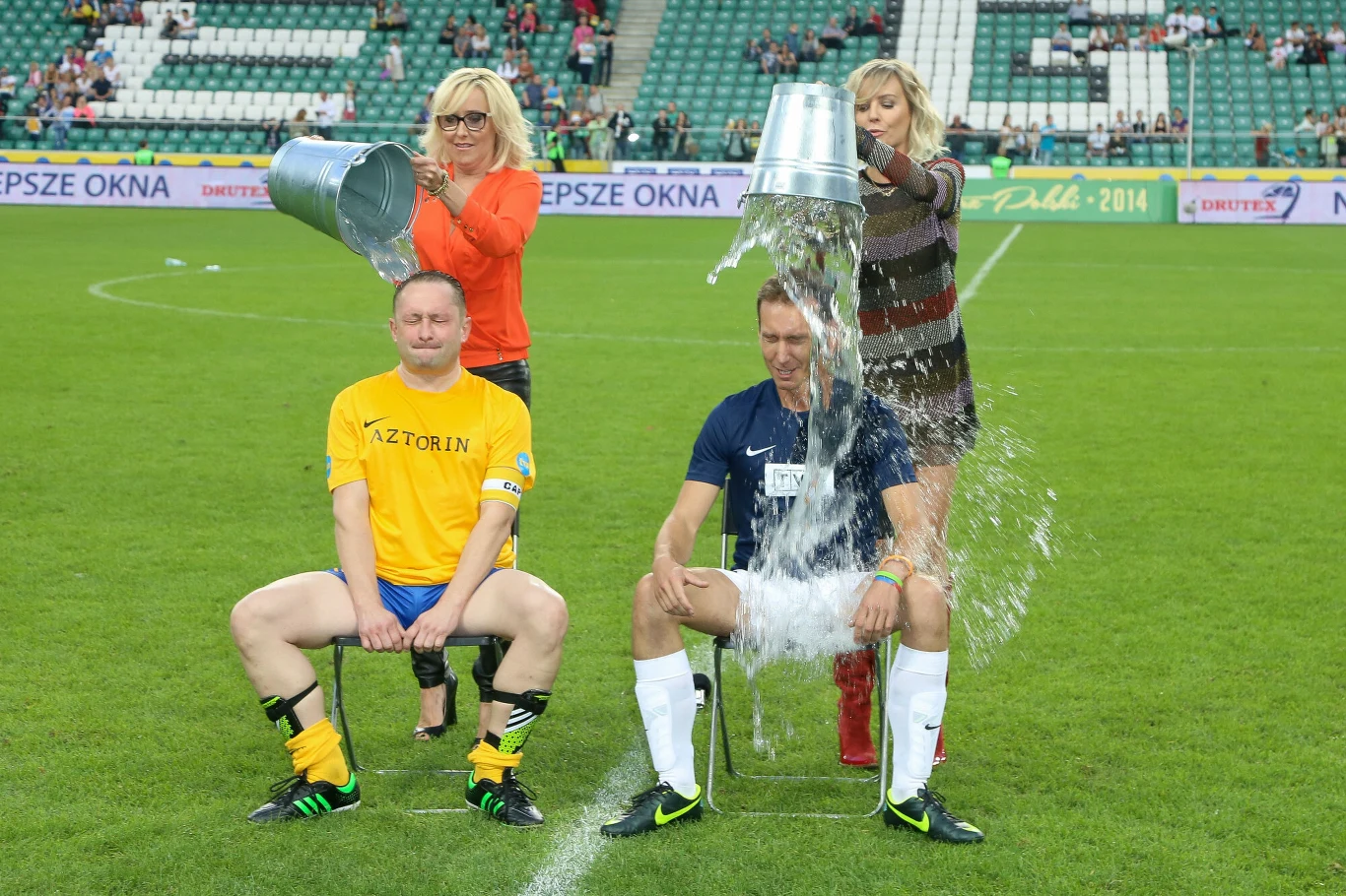 Rok 2014, mecz charytatywny TVN kontra TVP. Na zdjęciu kapitanowie drużyn - Kamil Durczok i Piotr Kraśko podczas wyzwania Ice Bucket Challenge, mającego na celu zwiększenie świadomości choroby stwardnienia zanikowego bocznego i zachęcenie darowizny na badania. Lodowatą wodę na Durczoka i Kraśkę wylewają Agata Młynarska i Agnieszka Szulim.