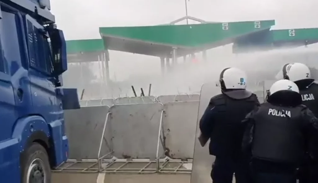 Kamienie lecą w stronę polskich służb. Jeden z policjantów ciężko ranny Kamienie lecą w stronę polskich służb. Jeden z policjantów ciężko ranny