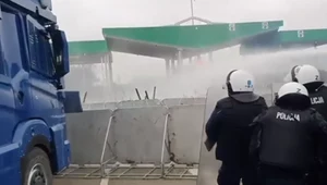 Kamienie lecą w stronę polskich służb. Jeden z policjantów ciężko ranny