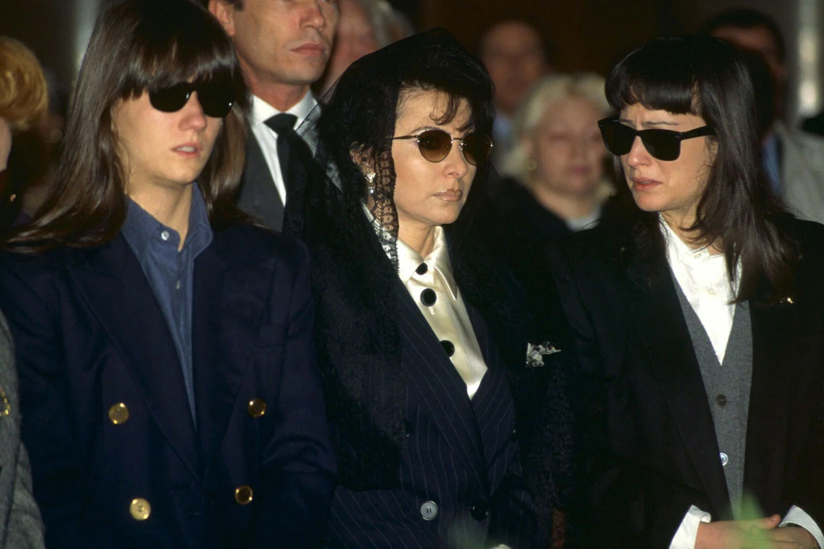 Patrizia Reggiani z córkami Allegrą i Alessandrą podczas pogrzebu Maurizia Gucci Patrizia Reggiani z córkami Allegrą i Alessandrą podczas pogrzebu Maurizia Gucci