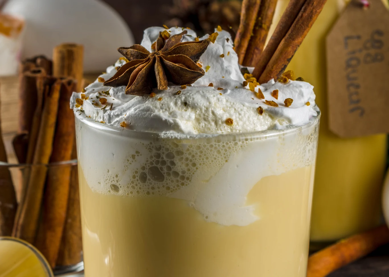 Aby przygotować bombardino, należy podgrzać likier jajeczny i brandy