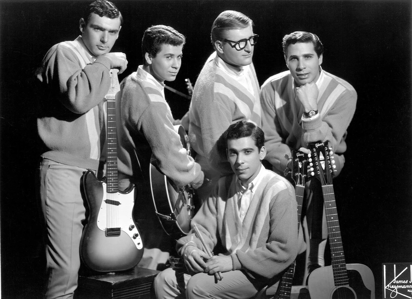 The Tokens stworzyło wiele przebojów. Phil Margo (na siedząco) z zespołem The Tokens stworzyło wiele przebojów. Phil Margo (na siedząco) z zespołem