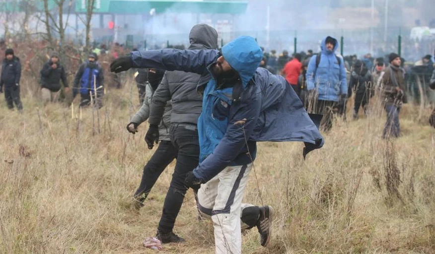 Migranci po białoruskiej stronie rzucają kamieniami w stronę polskich pograniczników