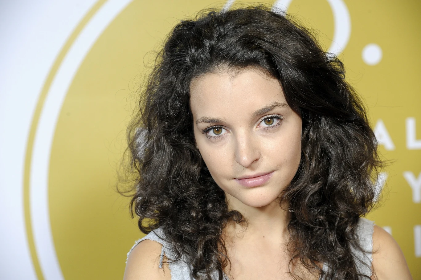 Pierwsze ważne sukcesy osiągnęła, będąc jeszcze w szkole teatralnej. Za tytułową rolę w "Marii Stuart" w reżyserii Grzegorza Wiśniewskiego otrzymała Grand Prix za wybitną osobowość sceniczną i Nagrodą Publiczności 34. Festiwalu Szkół Teatralnych w Łodzi, nagrodę aktorską na Międzynarodowym Festiwalu Szkół Teatralnych w Brnie, a także łódzką "Złotą Maskę" za najlepszy debiut aktorski w sezonie 2015/2016. 