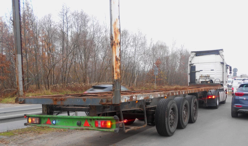 Tragiczny wygląd naczepy sprowokował inspektorów do jej kontroli.