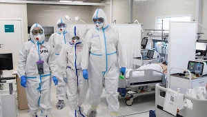 Lekarze pracujący na oddziale covidowym