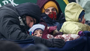 Migranci koczujący przy granicy