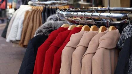 Co kupić na zimowej wyprzedaży? Niektóre ubrania dostępne obecnie w niższych cenach będą modne w 2025 roku! 