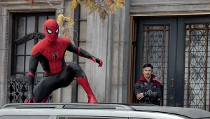 Tom Holland i Benedict Cumberbatch w scenie z filmu "Spider-Man: Bez drogi do domu"