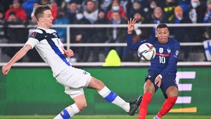 Robert Ivanov i Kylian Mbappe podczas meczu Finlandia - Francja w . Obrońca Warty Poznań bezskutecznie próbował zablokować strzał mistrza świata z Francji, zaraz potem było już 0-2