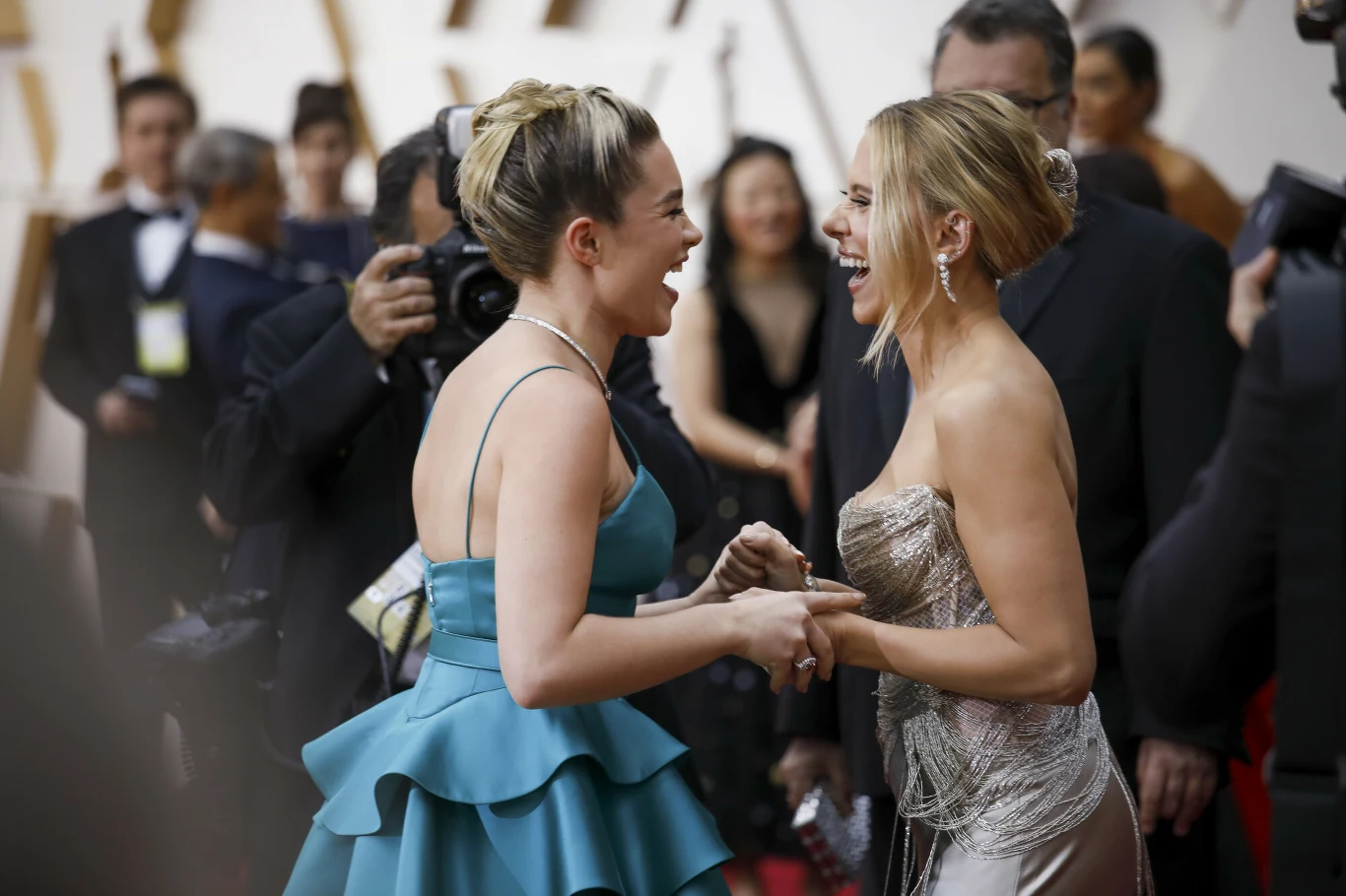 Choć bohaterki filmu "Czarna Wdowa" łączy skomplikowana relacja, prywatnie Florence Pugh i Scarlett Johansson świetnie się dogadują. Johansson zdradza, że odnalazła w Pugh siostrę, której nigdy nie miała.

"Nie mam młodszej siostry. Ale w przyjaźni z Florence jest sporo elementów siostrzeństwa" - przyznała Johansson. I dodała, że podziwia koleżankę z planu za godną pozazdroszczenia asertywność i silny charakter.

"Chciałabym być w jej wieku tak pewna siebie, mieć tak zdrowy stosunek do swojego ciała, wyglądu, mieć tyle szacunku do samej siebie. Gdy mówi o przyjaciołach, partnerze, rodzinie, przypomina mi, jak ważne jest, by mieć zaufanie do własnych przekonań i bez względu na wszystko strzec swoich wartości" - zaznaczyła Johansson