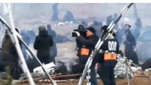 Migranci utworzyli obozowisko w miejscu wtorkowego ataku 