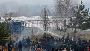Migranci przy przejściu granicznym w Kuźnicy