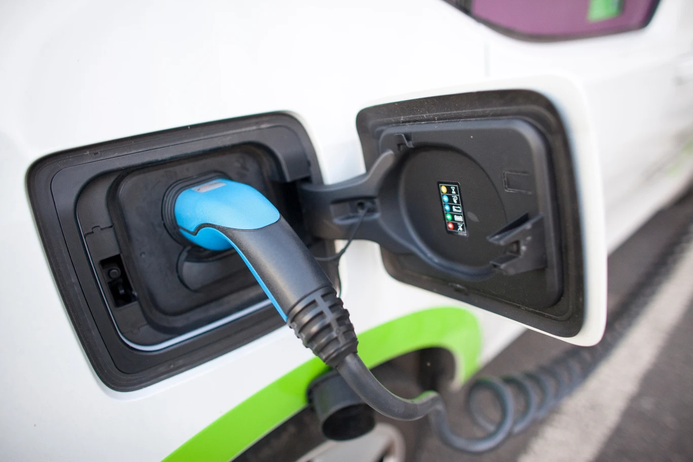 Ładowanie samochodu elektrycznego z akumulatorem. Ładowanie samochodu elektrycznego z akumulatorem.