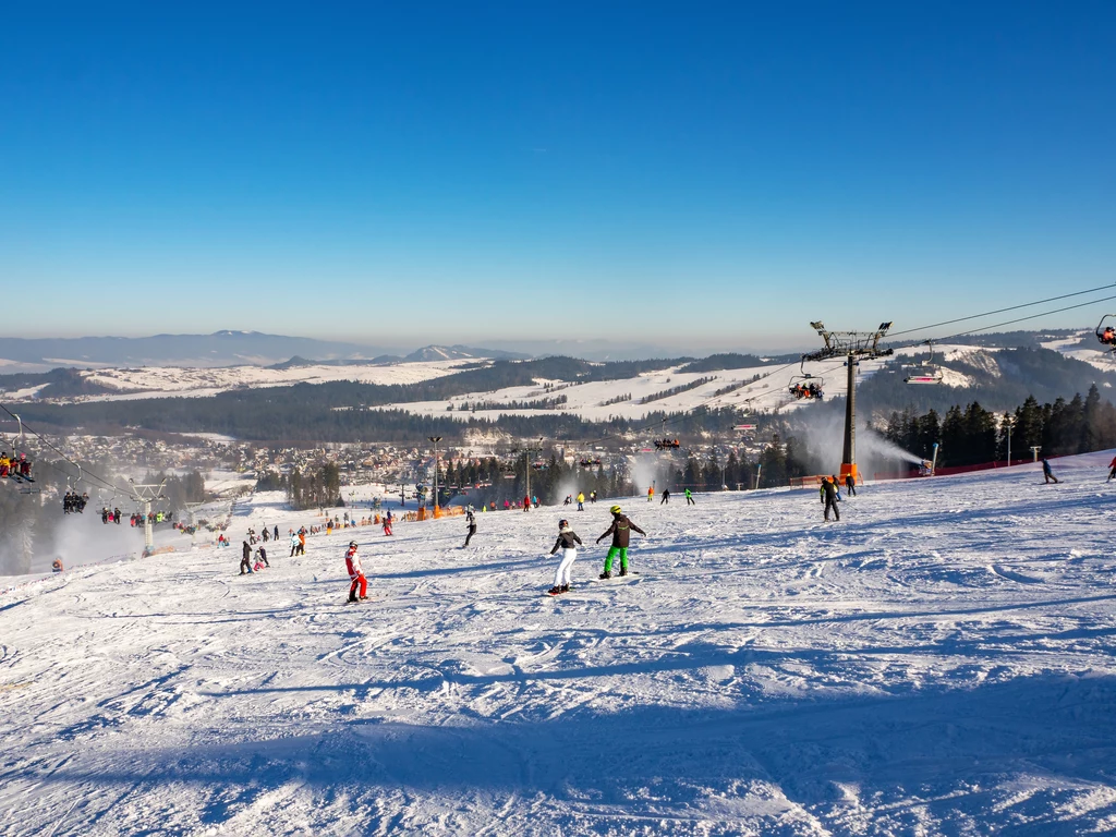 Tatry przyciągają turystów o każdej porze roku. W zimie stoki narciarskie pękają w szwach 