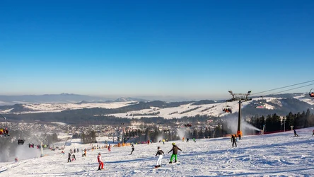 Wcale nie musisz jechać do Zakopanego na narty. Wieś Groń może być lepszym wyborem.