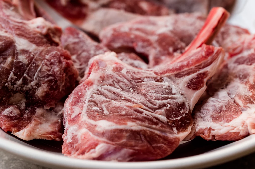 Przed gotowaniem rosołu mięso należy dokładnie rozmrozić