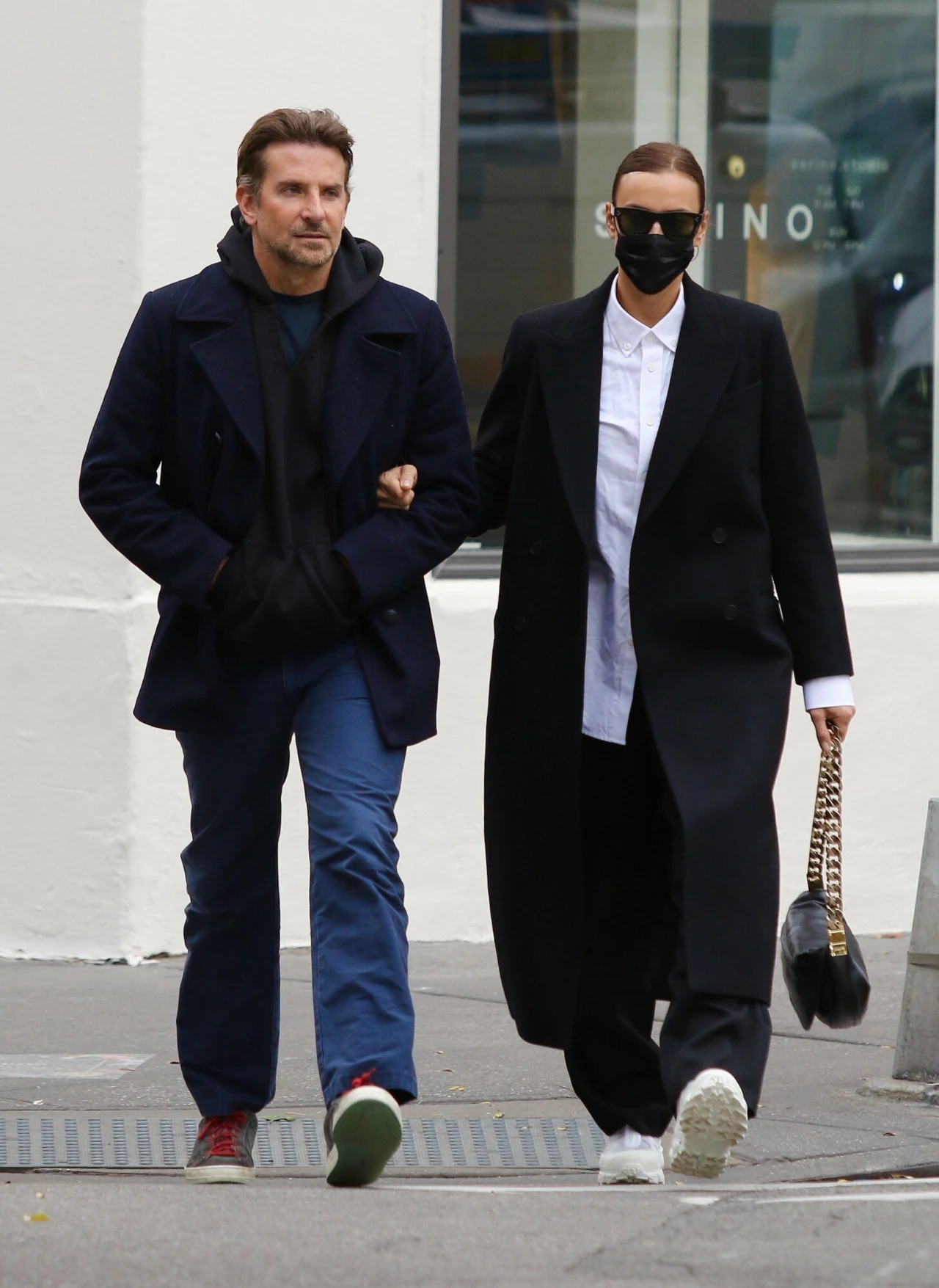 Bradley Cooper i Irina Shayk idą pod rękę