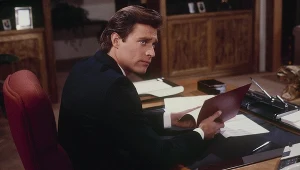 John James na planie serialu "Dynastia" (1985)