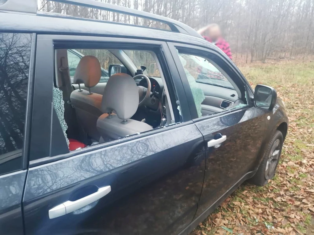 Jeden z uszkodzonych pojazdów medyków