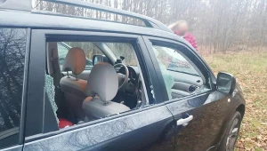 Jeden z uszkodzonych pojazdów medyków