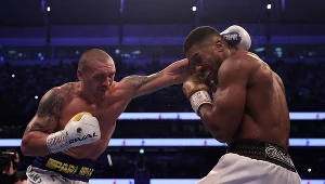 Ołeksandr Usyk (z lewej) i Anthony Joshua