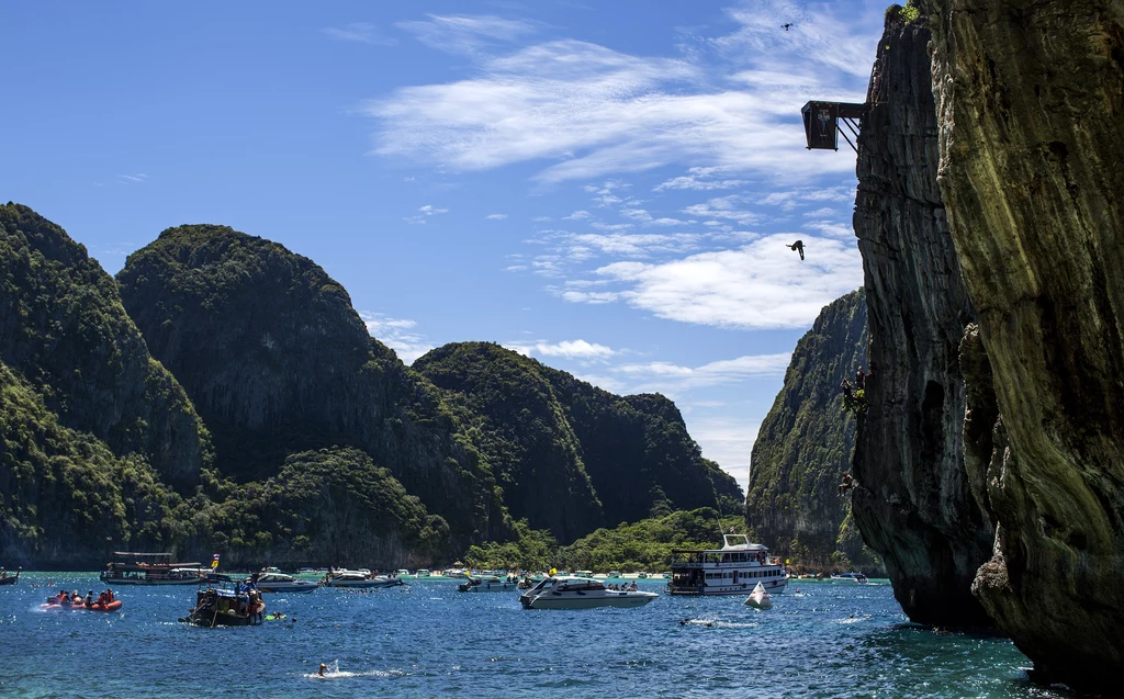 Na plaży Maya Bay przed zamknięciem przybywały dziesiątki turystów dziennie