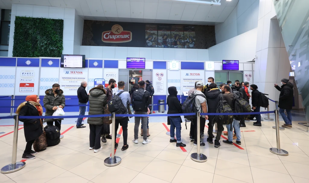 Iraccy migranci na lotnisku w Mińsku Iraccy migranci na lotnisku w Mińsku