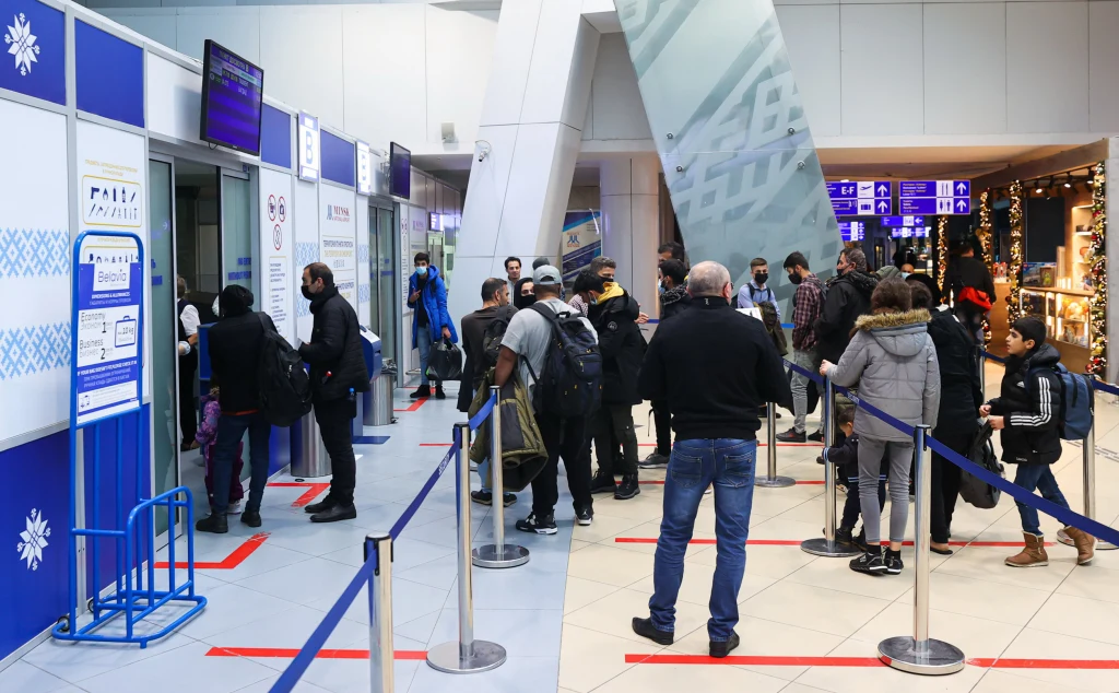 Migranci na lotnisku w Mińsku Migranci na lotnisku w Mińsku