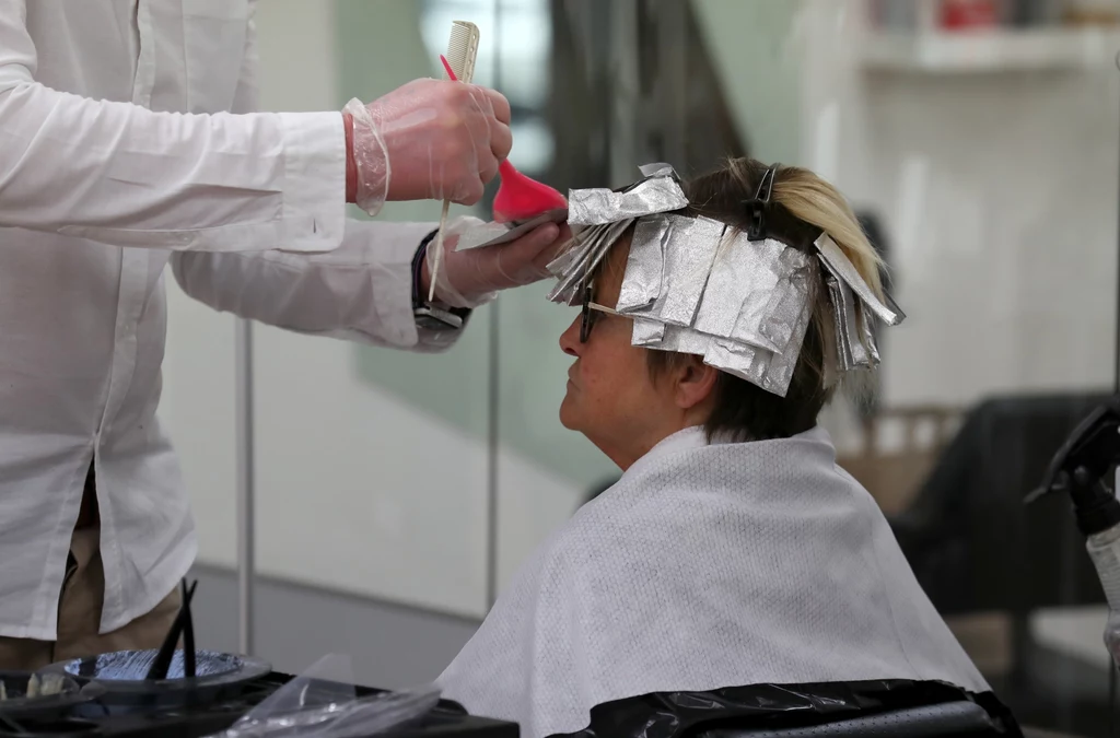 Kobiety w sile wieku powinny odwiedzać fryzjera regularnie i zwiększyć intensywność zabiegów pielęgnacyjnych