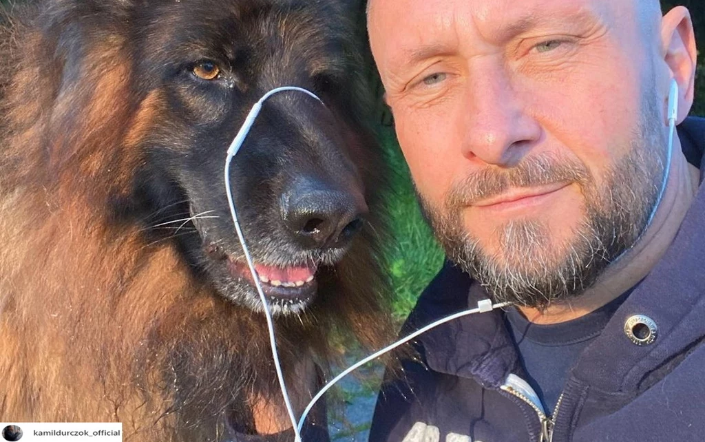 Kamil Durczok ze swoim ukochanym psem, Dymitrem 
