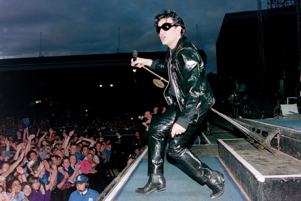 Bono (U2) na scenie w 1992 r.