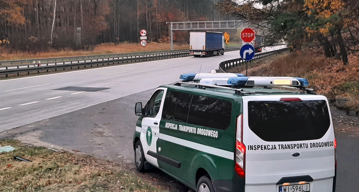 Inspektorzy sprawdzali, czy kierowcy ciężarówek nie wyprzedzają w miejscach objętych zakazami. Wyprzedzają... Inspektorzy sprawdzali, czy kierowcy ciężarówek nie wyprzedzają w miejscach objętych zakazami. Wyprzedzają...