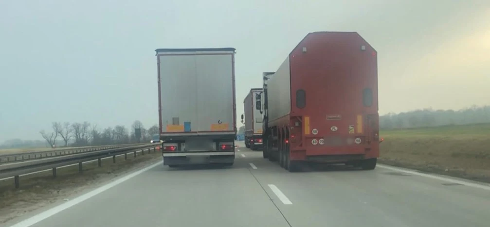 A4 na Dolnym Śląsku jest autostradą tylko z nazwy. Stąd obowiązuje na niej zakaz wyprzedzania przez samochody ciężarowe A4 na Dolnym Śląsku jest autostradą tylko z nazwy. Stąd obowiązuje na niej zakaz wyprzedzania przez samochody ciężarowe