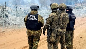 Polscy strażnicy graniczni przy zasiekach oddzielających Polskę od Białorusi