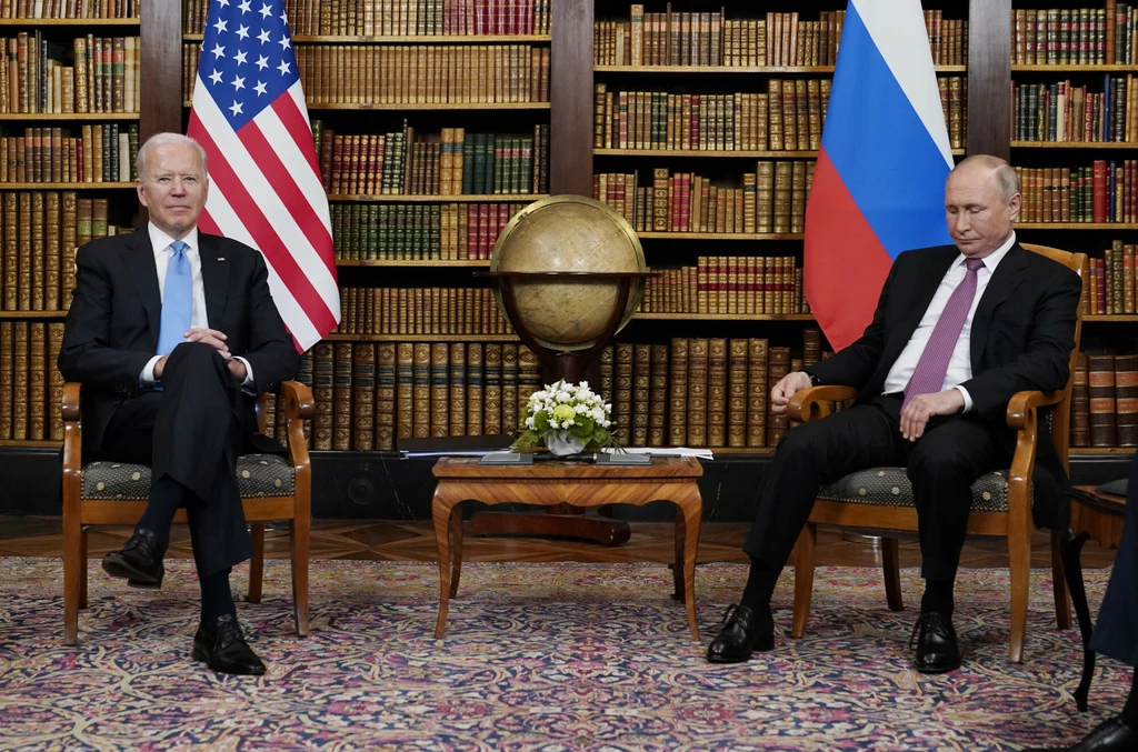 Joe Biden i Władimir Putin na spotkaniu zorganizowanym w czerwcu 2021 r. Joe Biden i Władimir Putin na spotkaniu zorganizowanym w czerwcu 2021 r.