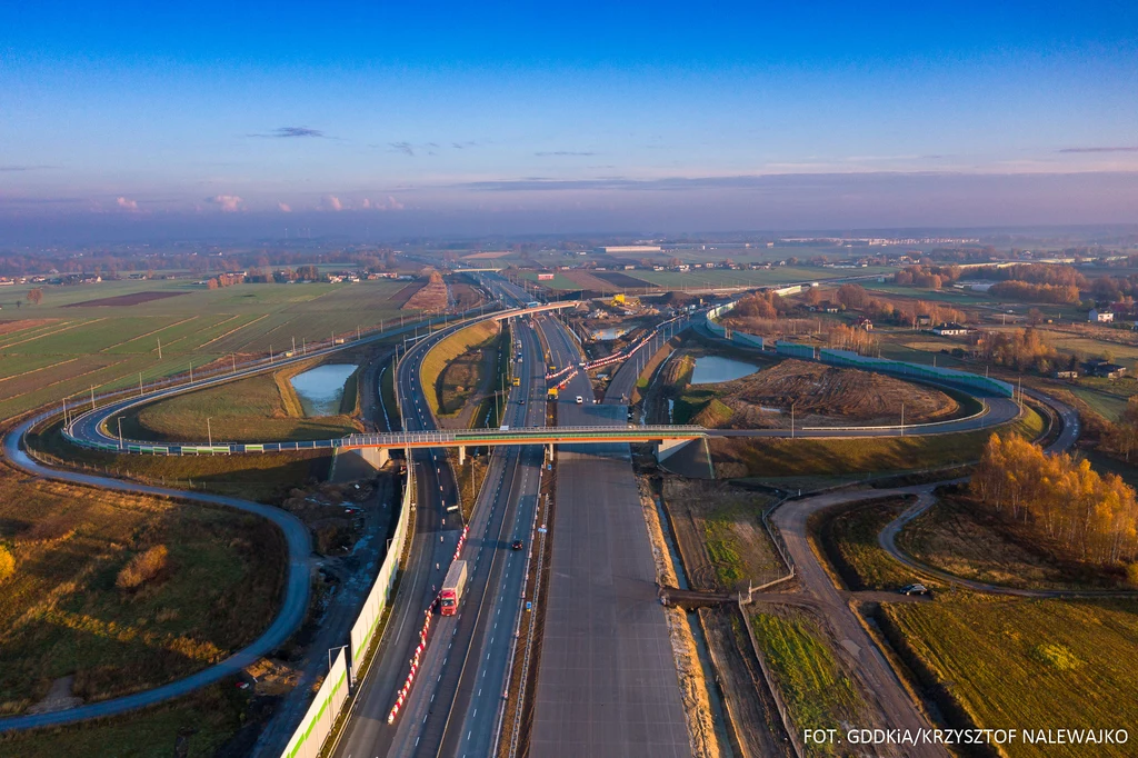 Węzeł Piotrków Trybunalski Zachód, skrzyżowanie A1 z S8, widok w kierunku Łodz