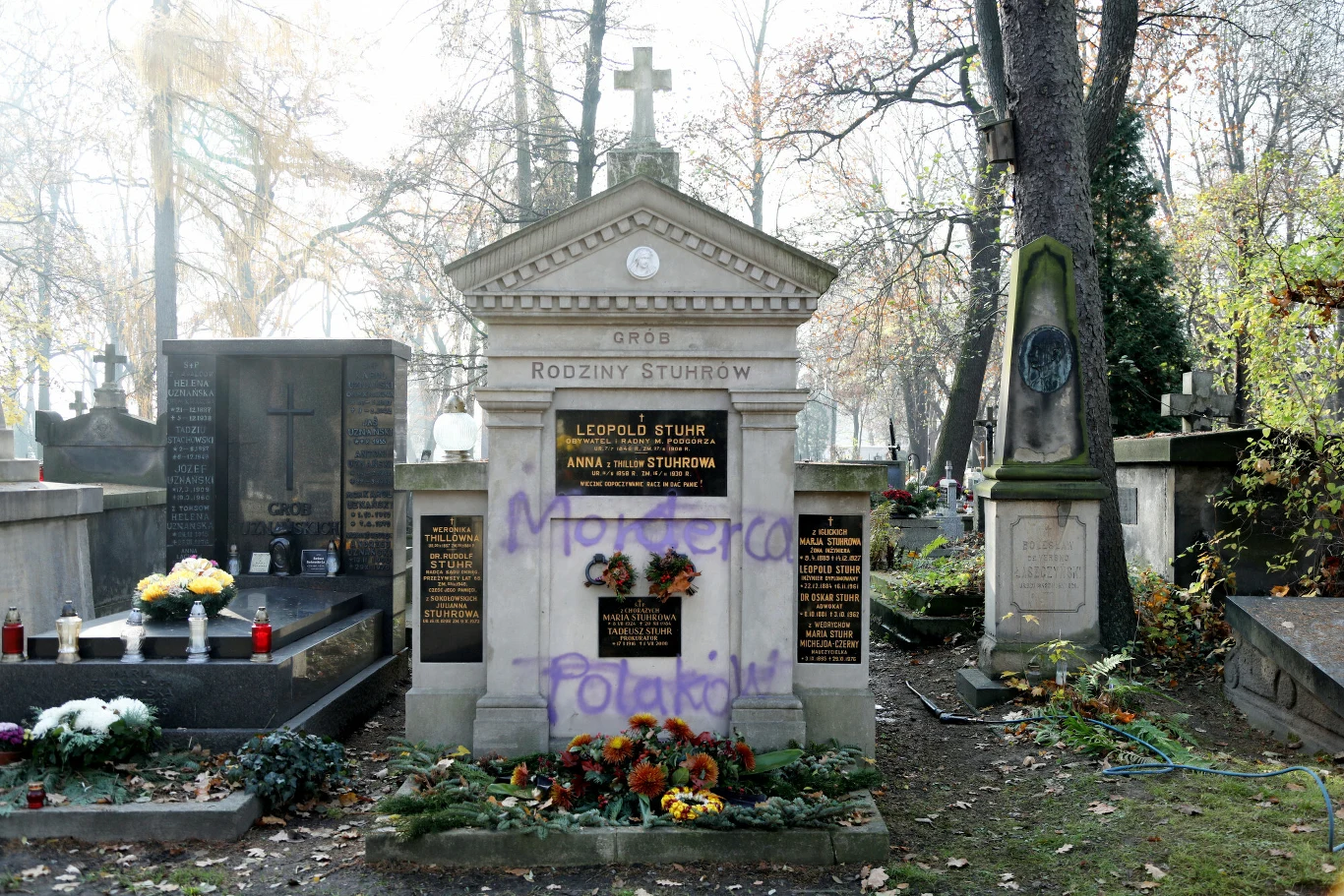 Zdewastowany grób Stuhrów